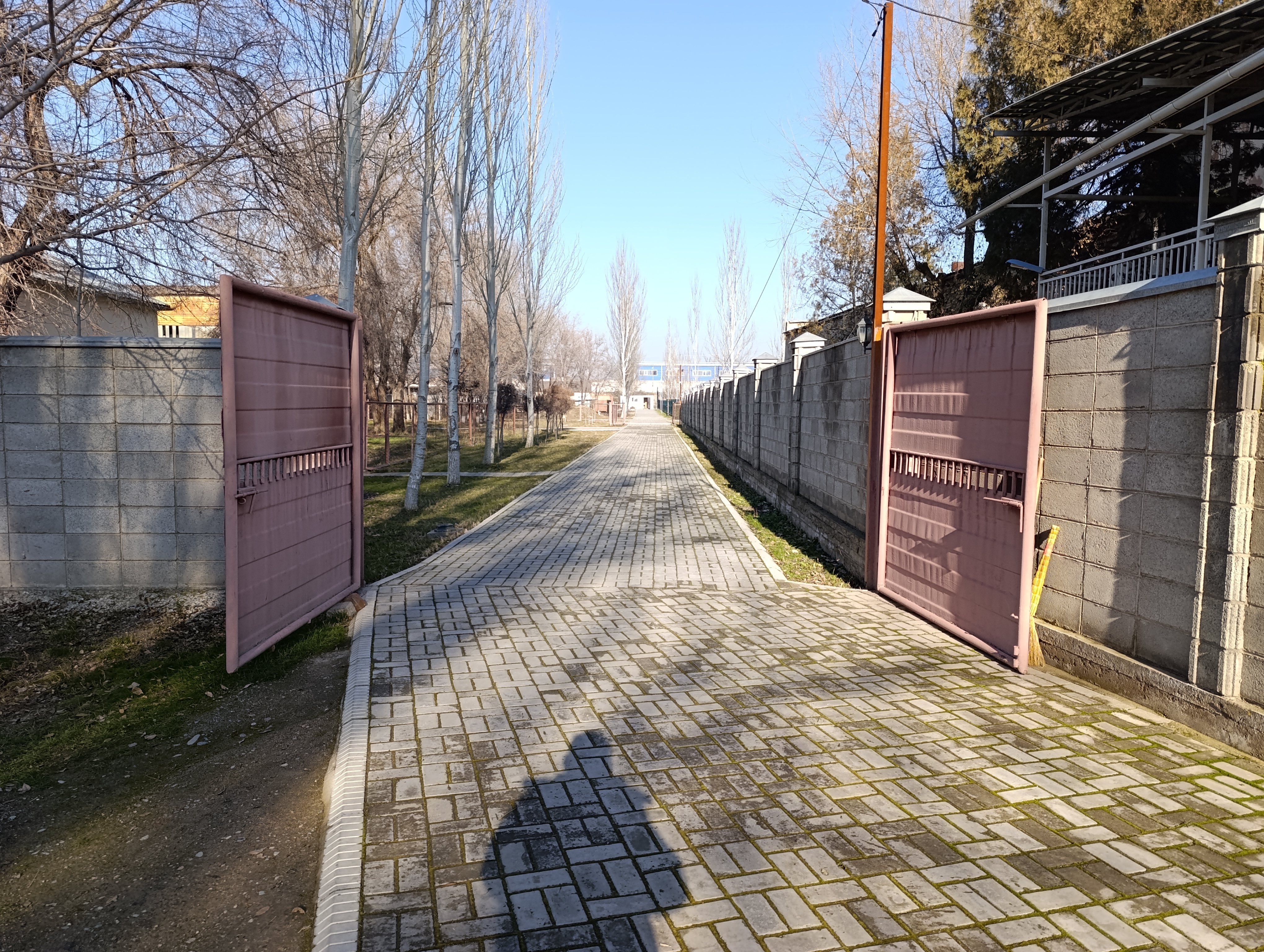 Учебный комплекс — вид с территории